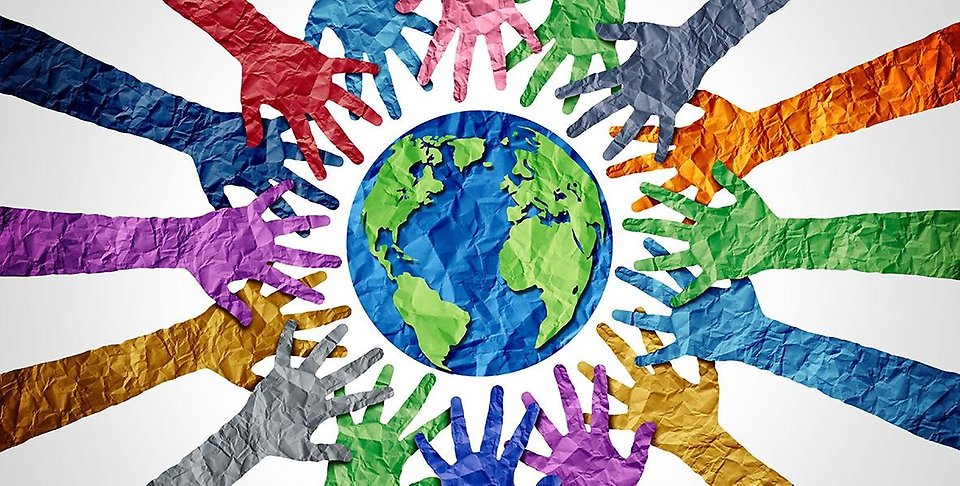 Jordglob med flera händer runt om som sträcker sig in mot världen.