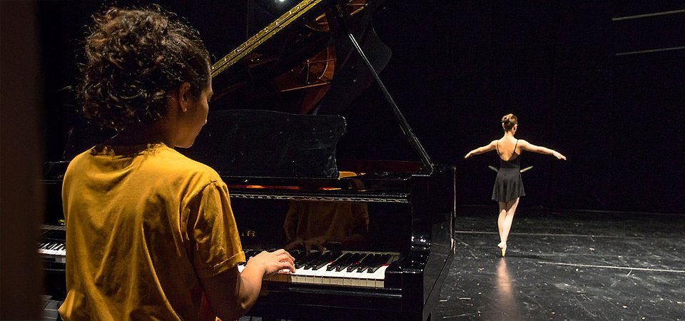 Lagkamrater som såtr i en cirkel och har lagt varandras händer omlott som för att ladda inför en match.